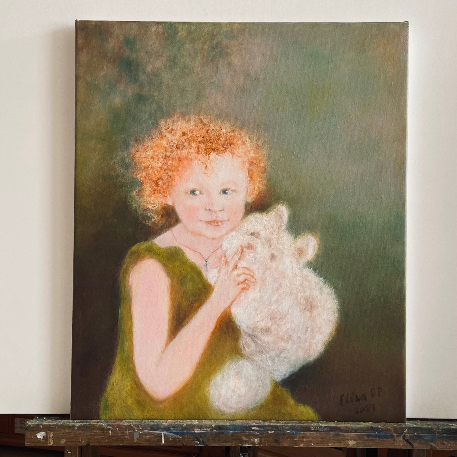 Zoia met haar knuffel Ghost